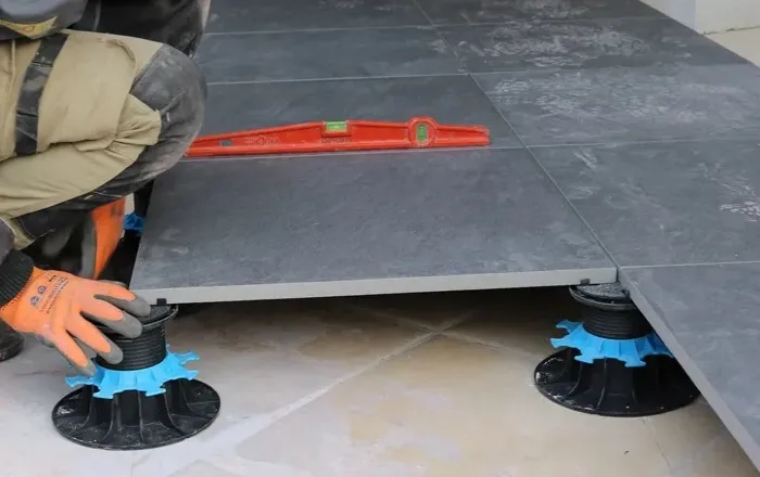 Carrelage sur plot : points forts, prix et mise en œuvre