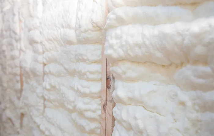 image-mousse-polyurethane-projetee-sur-verticaux-murs